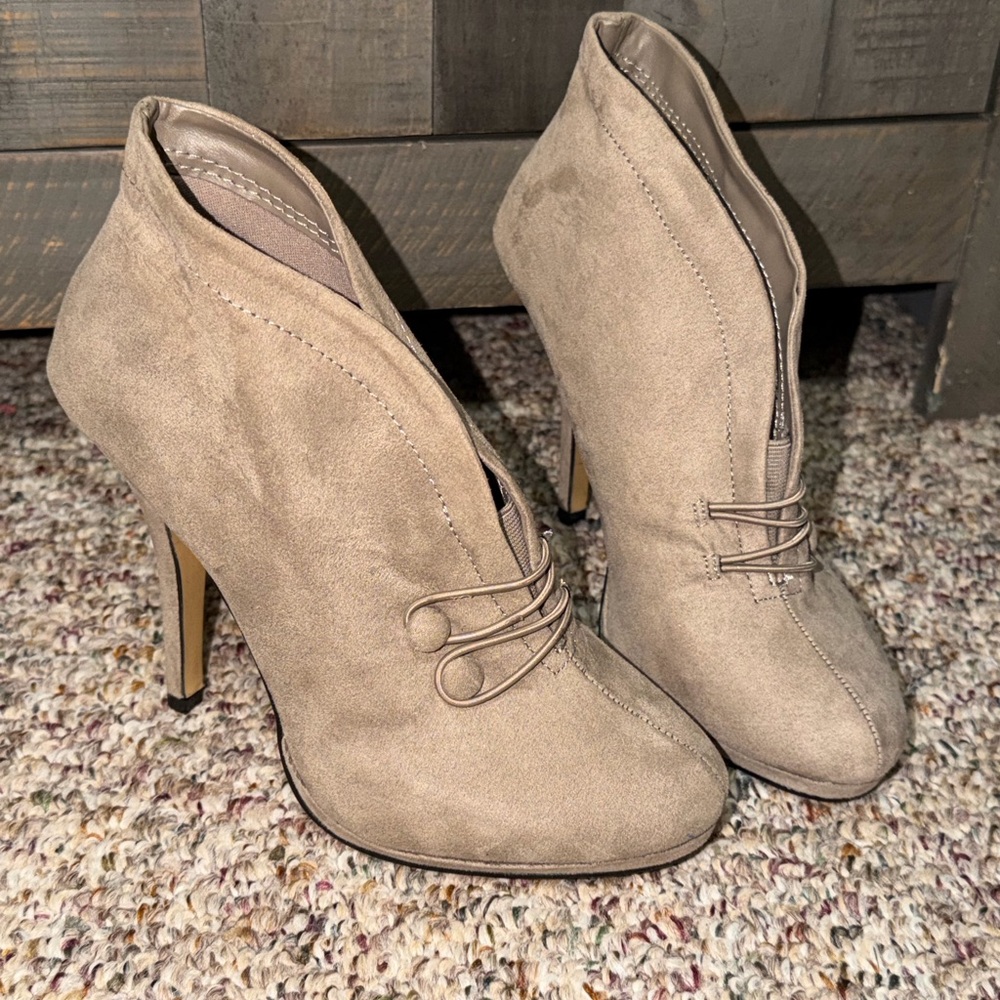 APT 9‎ Tan High Heel Ankle Booties Size 8.5 pumps buttons closed toe